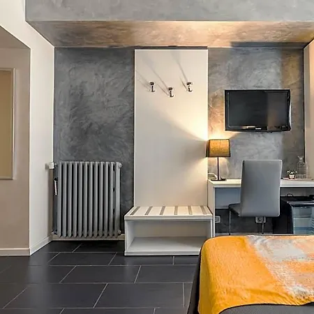Grey&white Roma