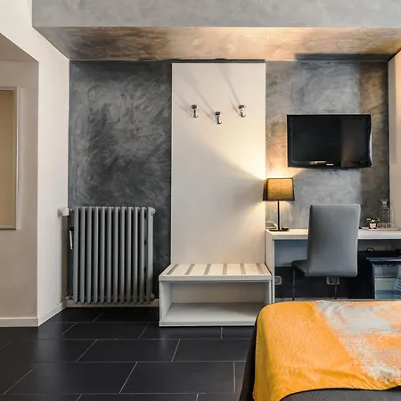 Grey&white Rome
